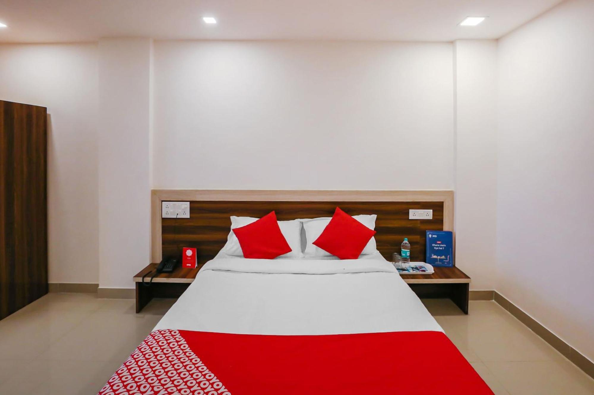Hotel O Pingara Executive Phursungi Bagian luar foto